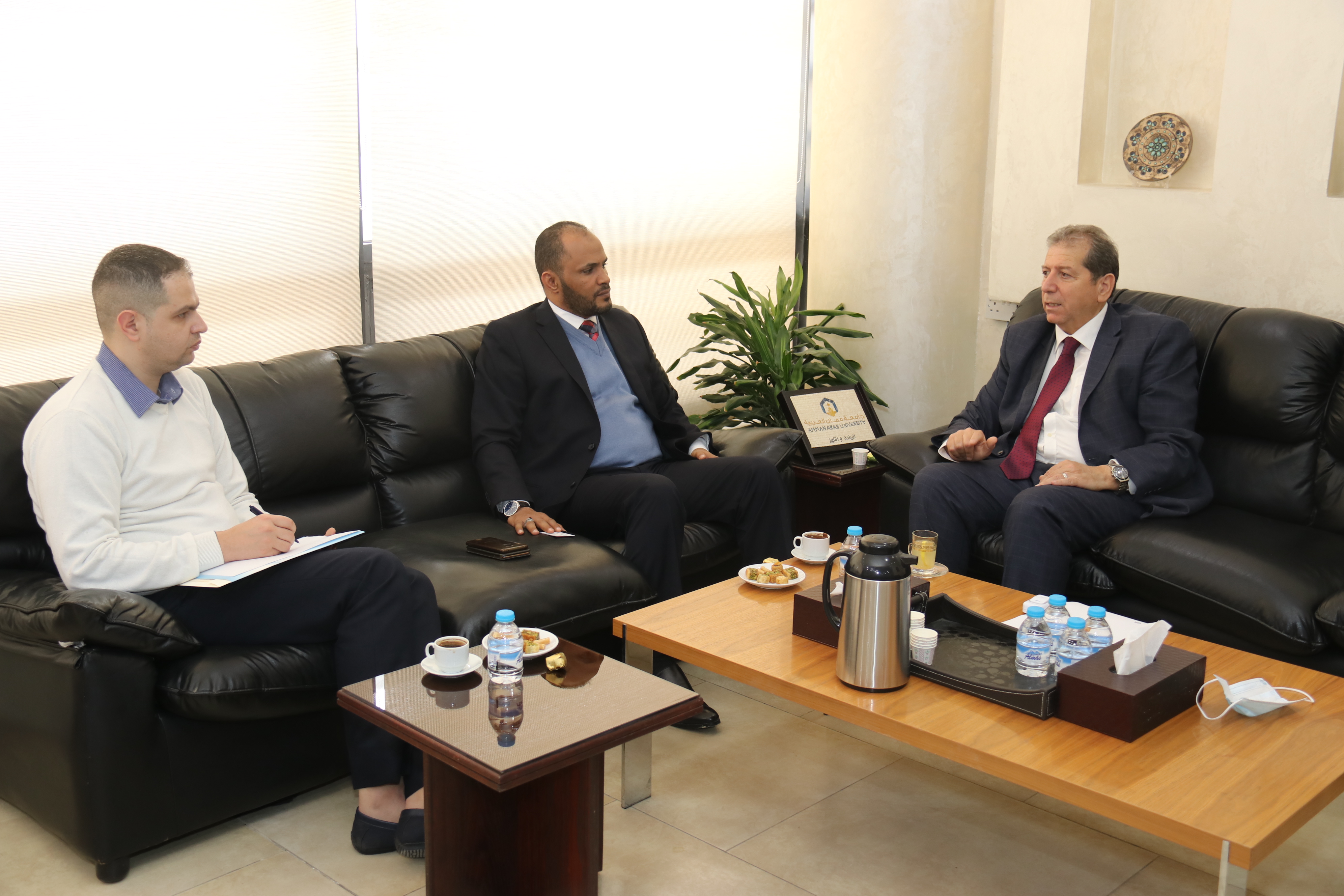 رئيس "عمان العربية" يستقبل الملحق العسكري الليبي لبحث التعاون الأكاديمي والبحثي1