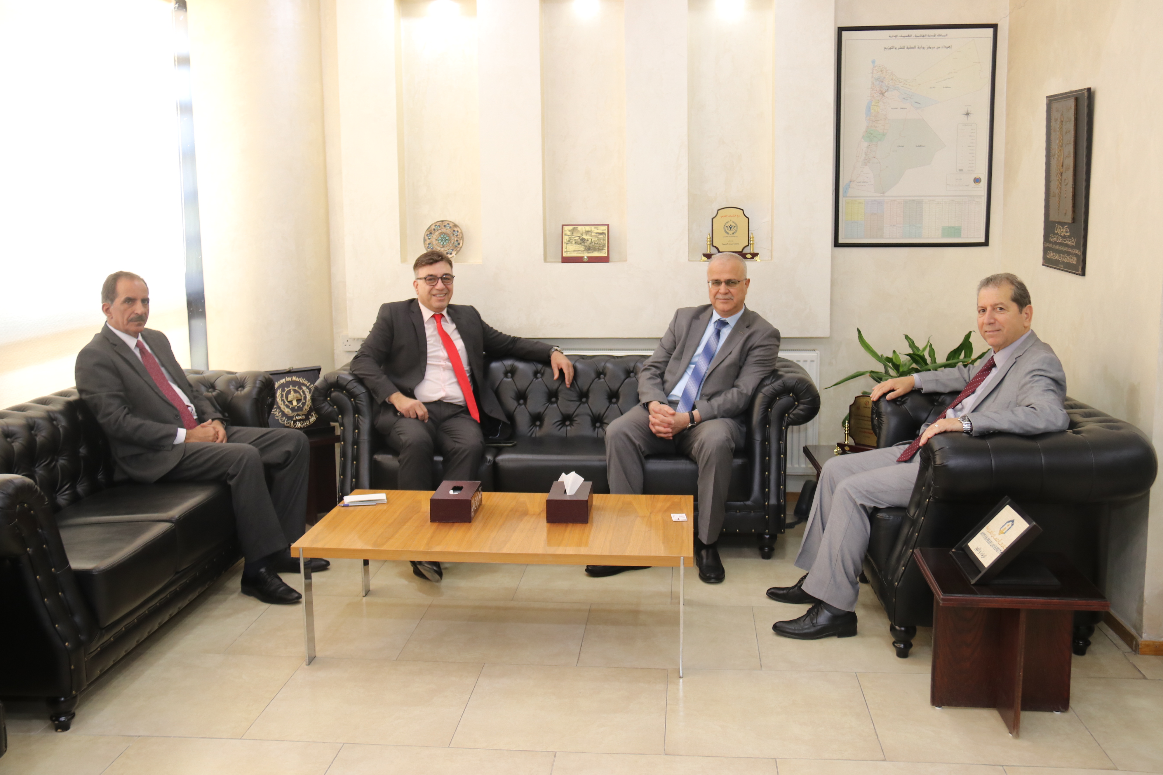 اتفاقية تعاون بين "عمان العربية" وشركة مزايا للتوظيف1