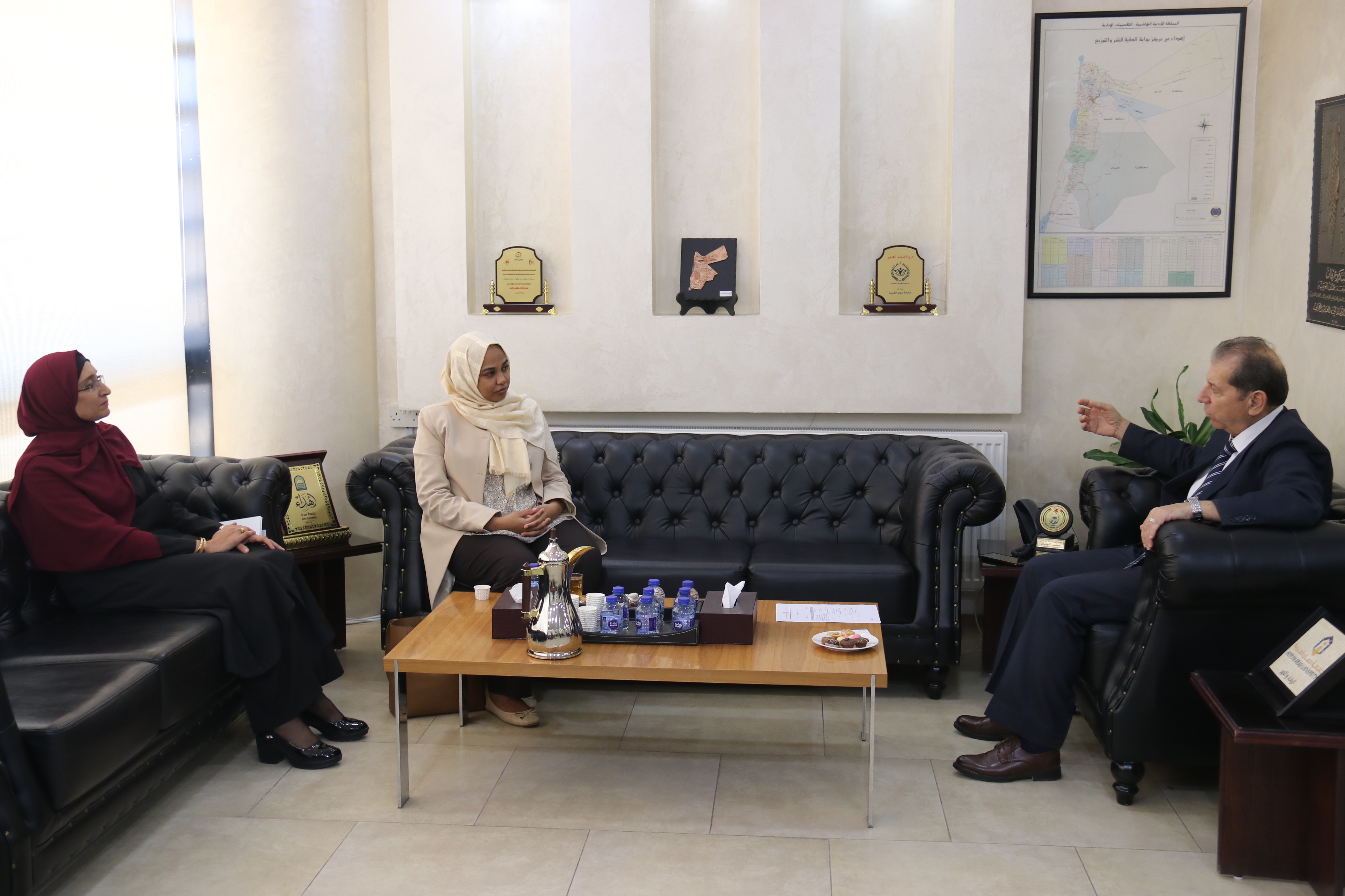 مباحثات لتعزيز التعاون الأكاديمي بين "عمان العربية" وسفارة جمهورية السودان1