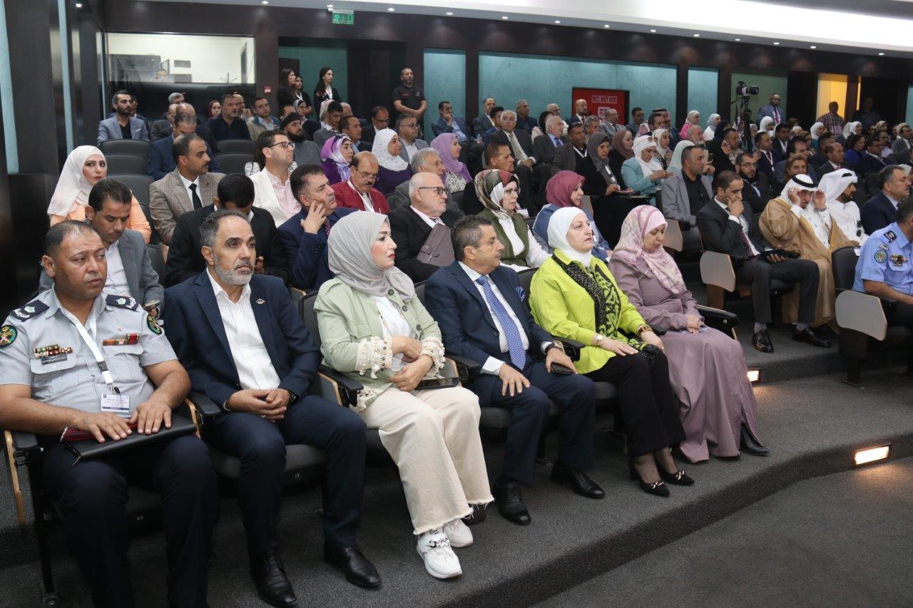 مؤتمر في "عمان العربية" يدعو إلى تغليظ العقوبات لأشكال الجرائم بالبشر عبر الانترنت4