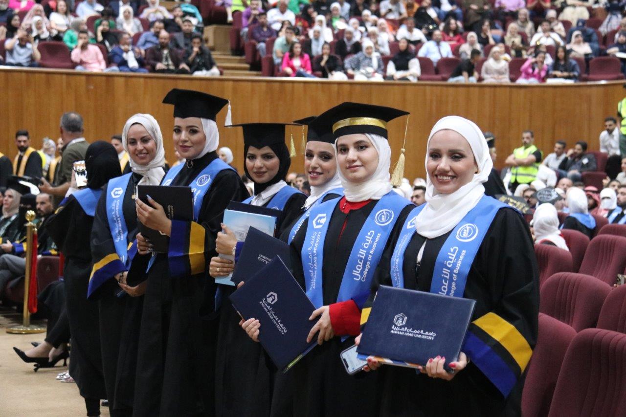جامعة عمان العربية تحتفل بتخريج الفوج (13) من طلبة البكالوريوس والفوج (23) من طلبة الدراسات العليا9