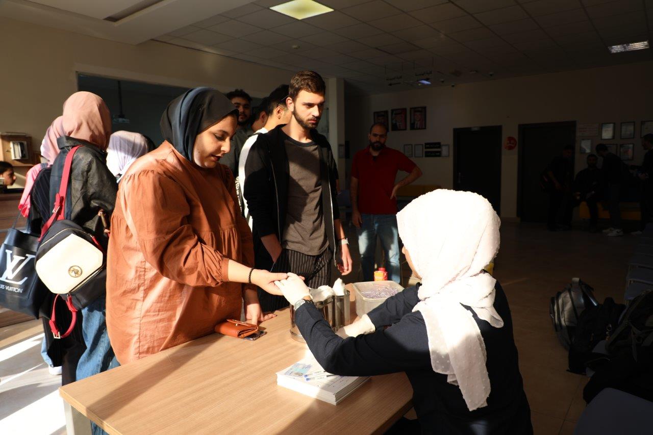 حملة التبرع بالدم للأشقاء في غزة من جامعة عمان العربية 7