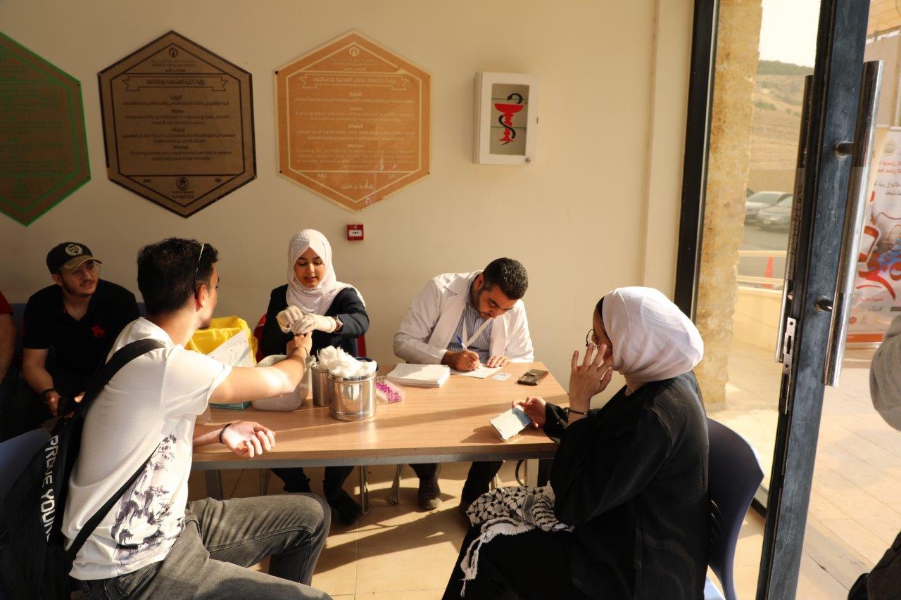 حملة التبرع بالدم للأشقاء في غزة من جامعة عمان العربية 12