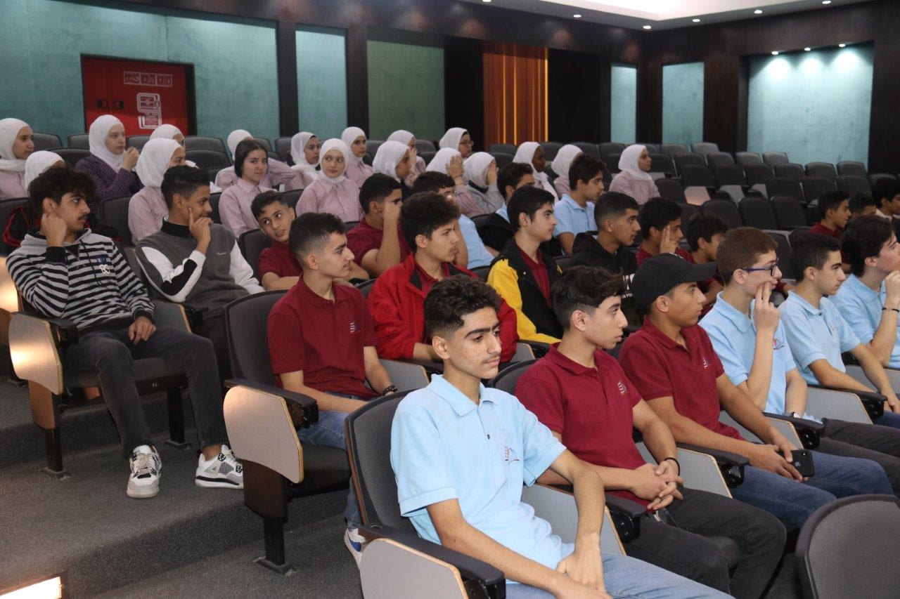 "عمان العربية" تستقبل وفداً طلابياً من مدرسة أكاديمية جسور المعرفة الدولية7
