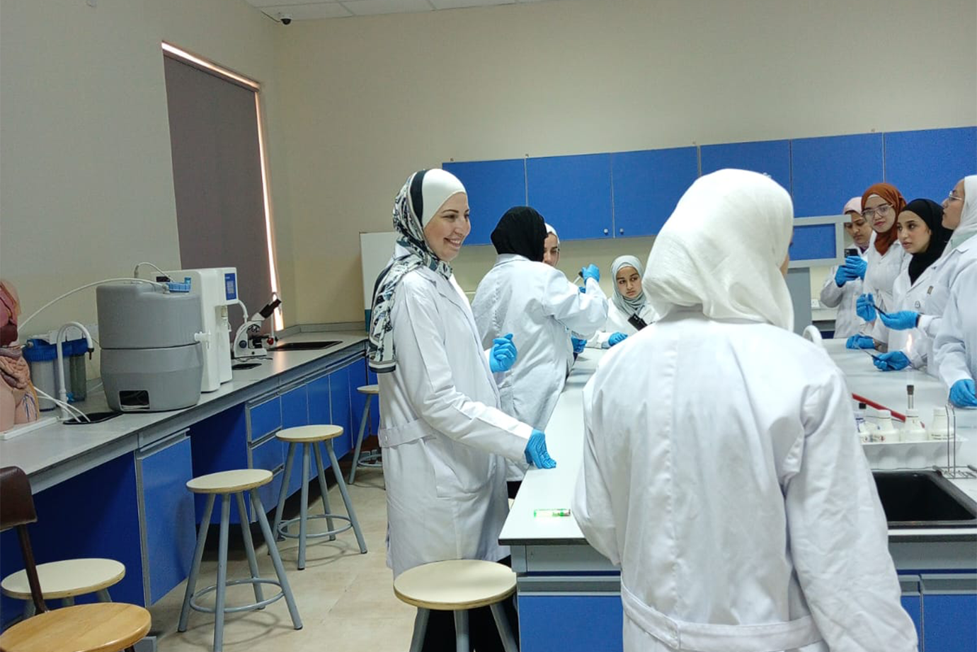 ورشة متقدمة حول علم الأحياء الدقيقة لطلبة صيدلة "عمان العربية"4