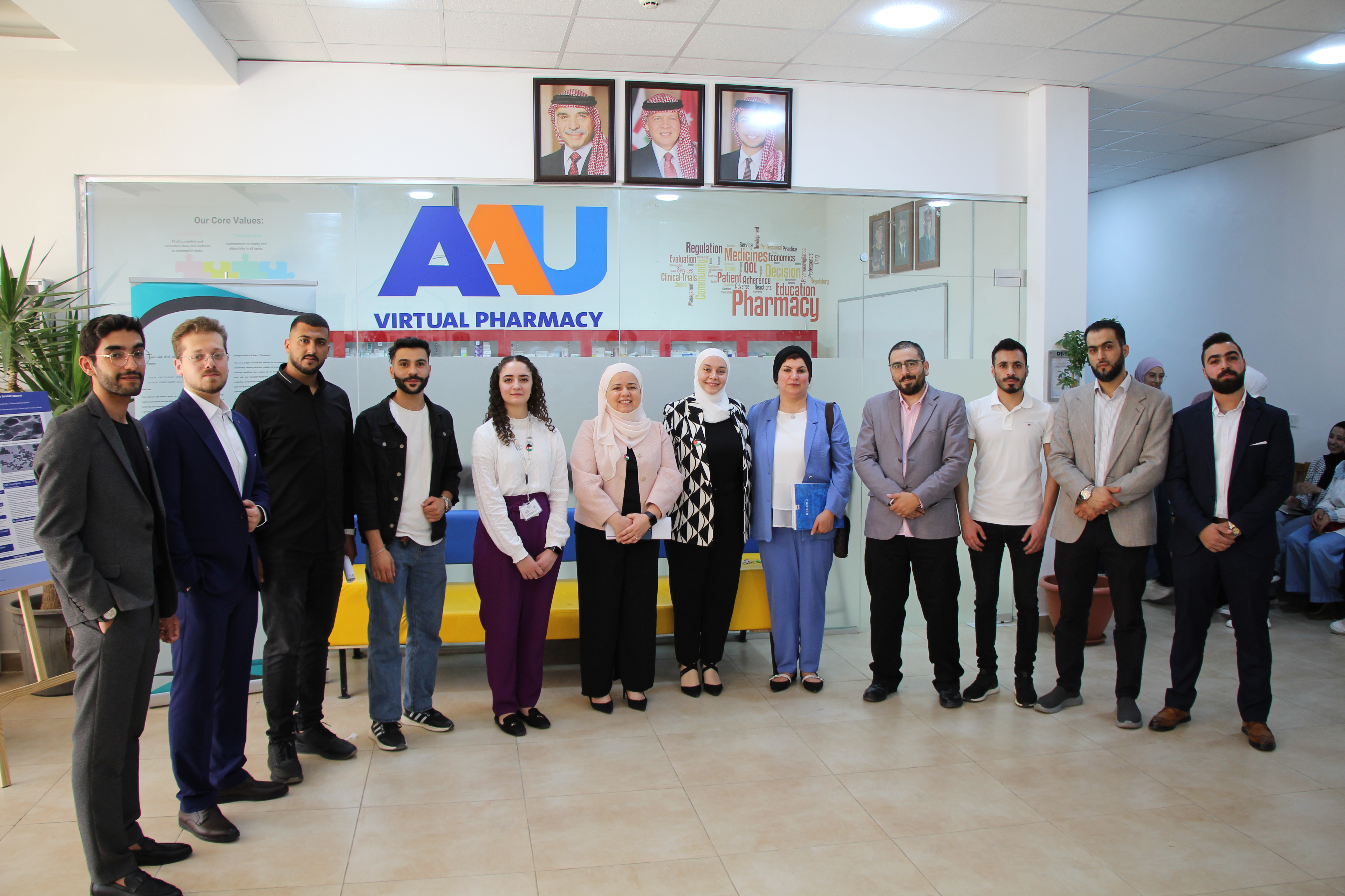 مناقشة طلبة بكالوريوس الصيدلة في "عمان العربية" لمشاريعهم البحثية1
