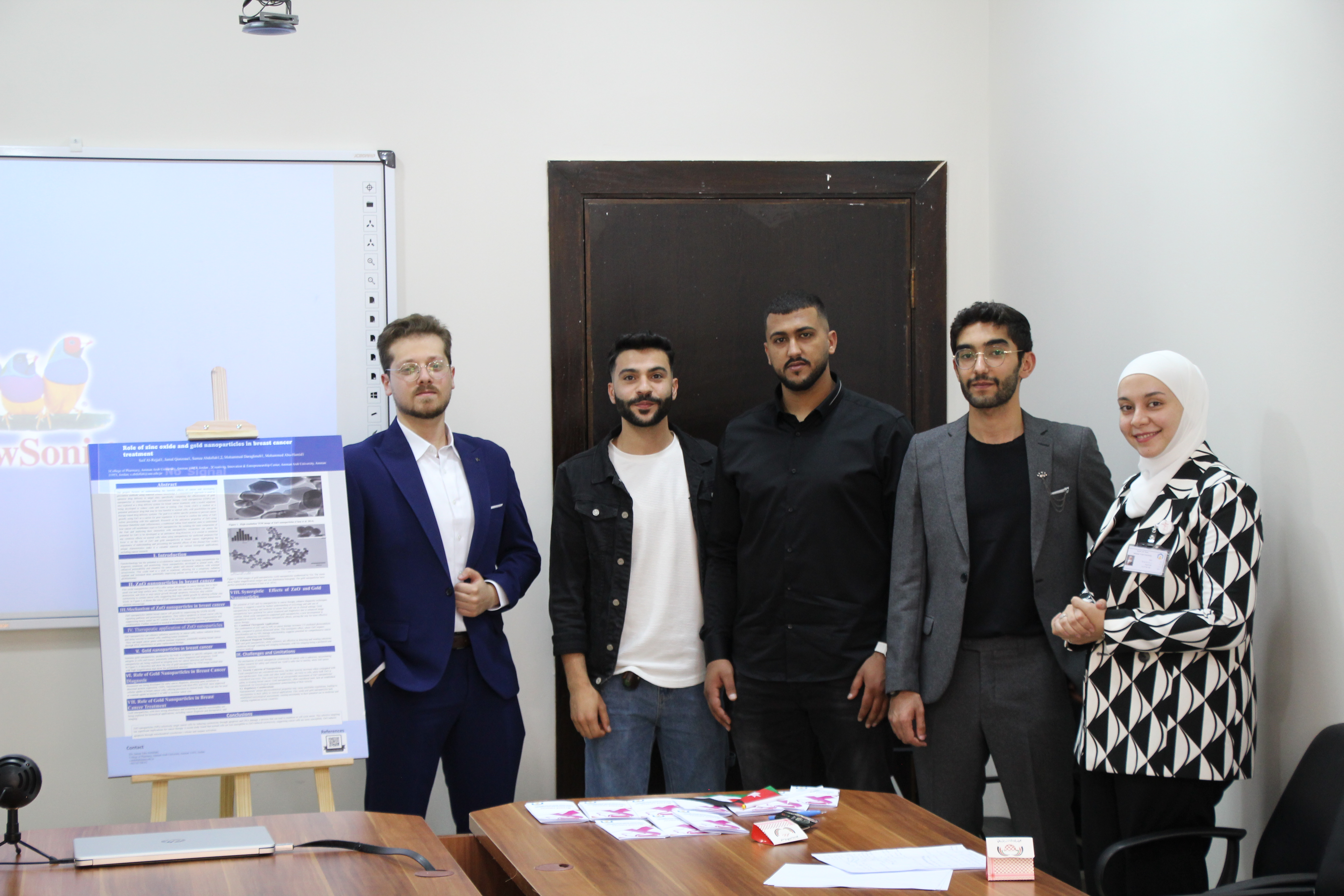 مناقشة طلبة بكالوريوس الصيدلة في "عمان العربية" لمشاريعهم البحثية5