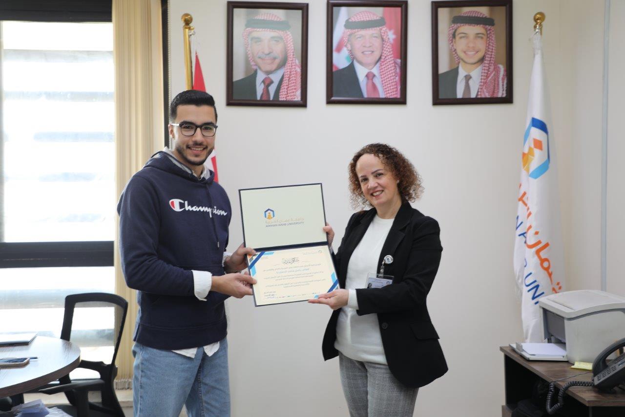 أعمال "عمان العربية" تكرّم الطلبة المشاركين في مبادرات "ارسم ابتسامة" لدعم الأسر المحتاجة4