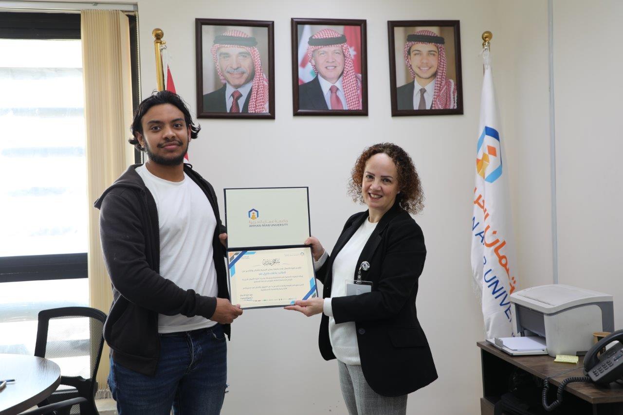 أعمال "عمان العربية" تكرّم الطلبة المشاركين في مبادرات "ارسم ابتسامة" لدعم الأسر المحتاجة7