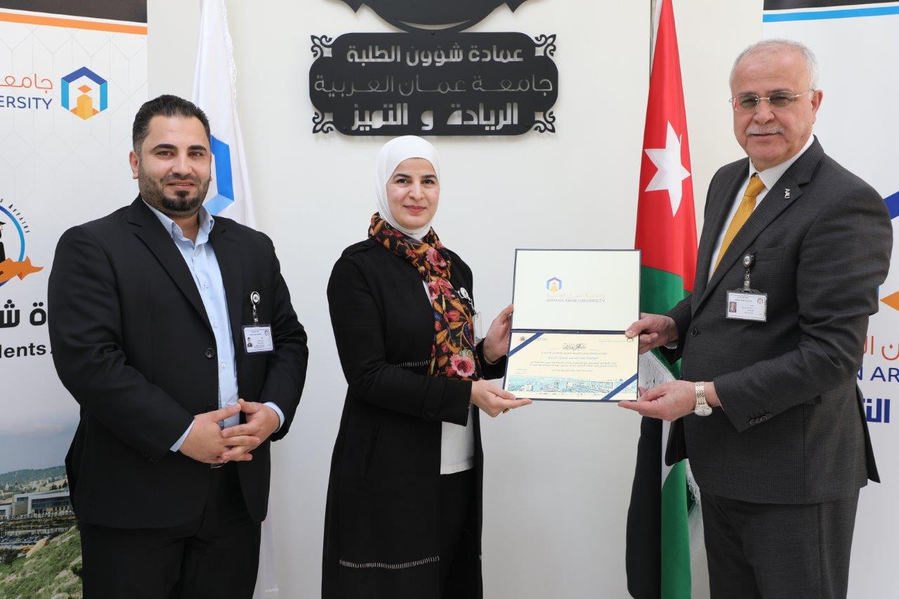 جامعة عمان العربية تحتفي بتميز خريجيها العاملين في كادرها الوظيفي1