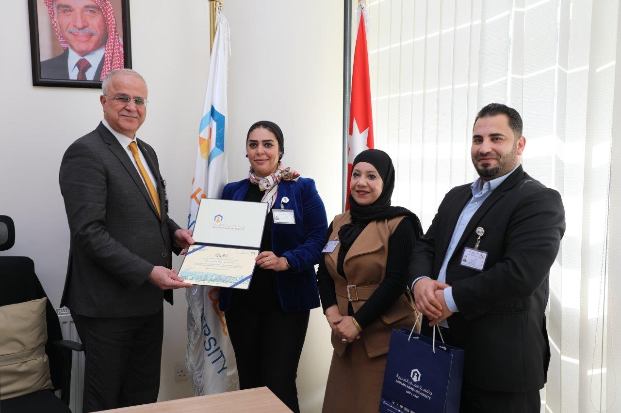 جامعة عمان العربية تحتفي بتميز خريجيها العاملين في كادرها الوظيفي2