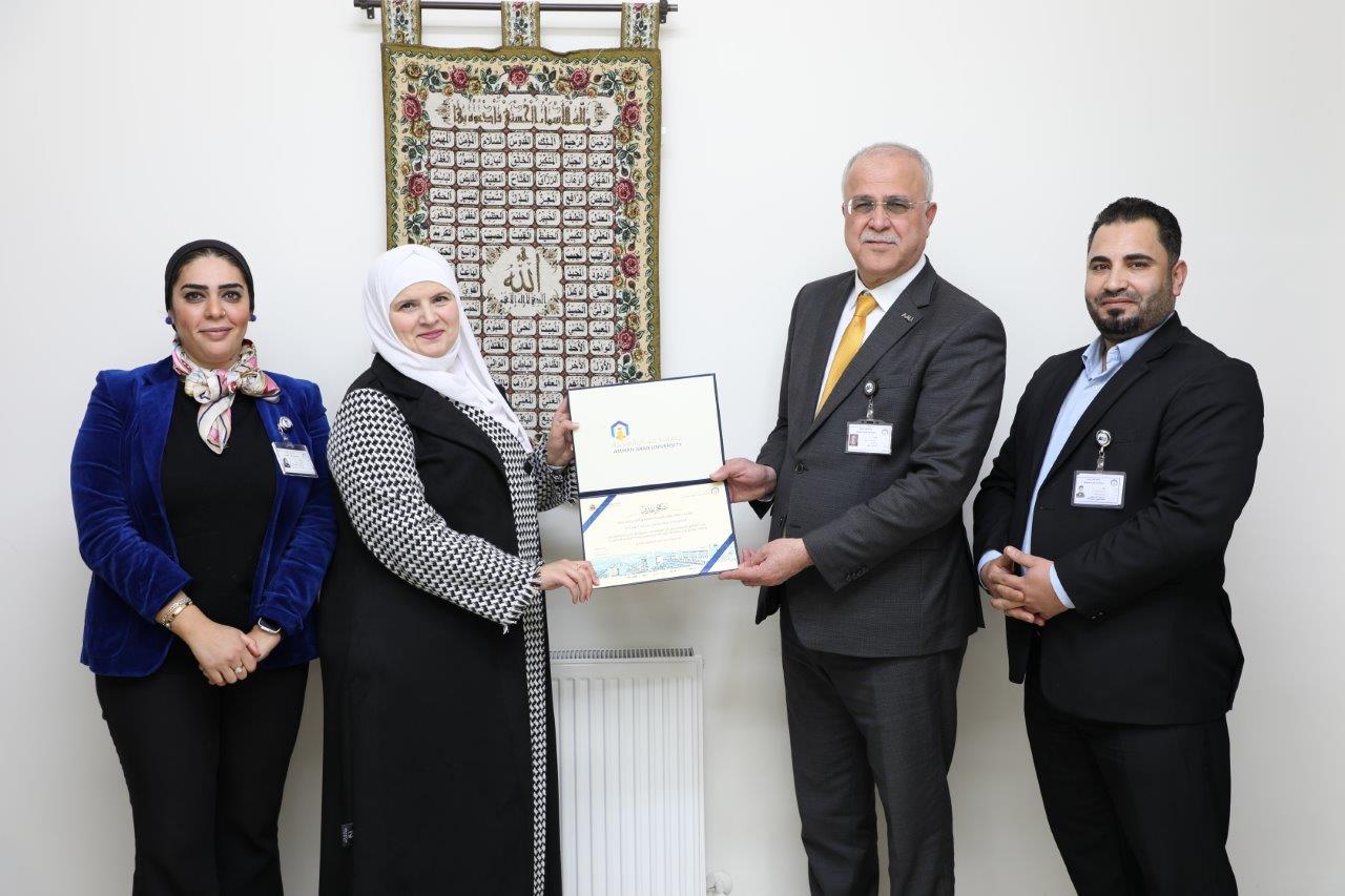 جامعة عمان العربية تحتفي بتميز خريجيها العاملين في كادرها الوظيفي9