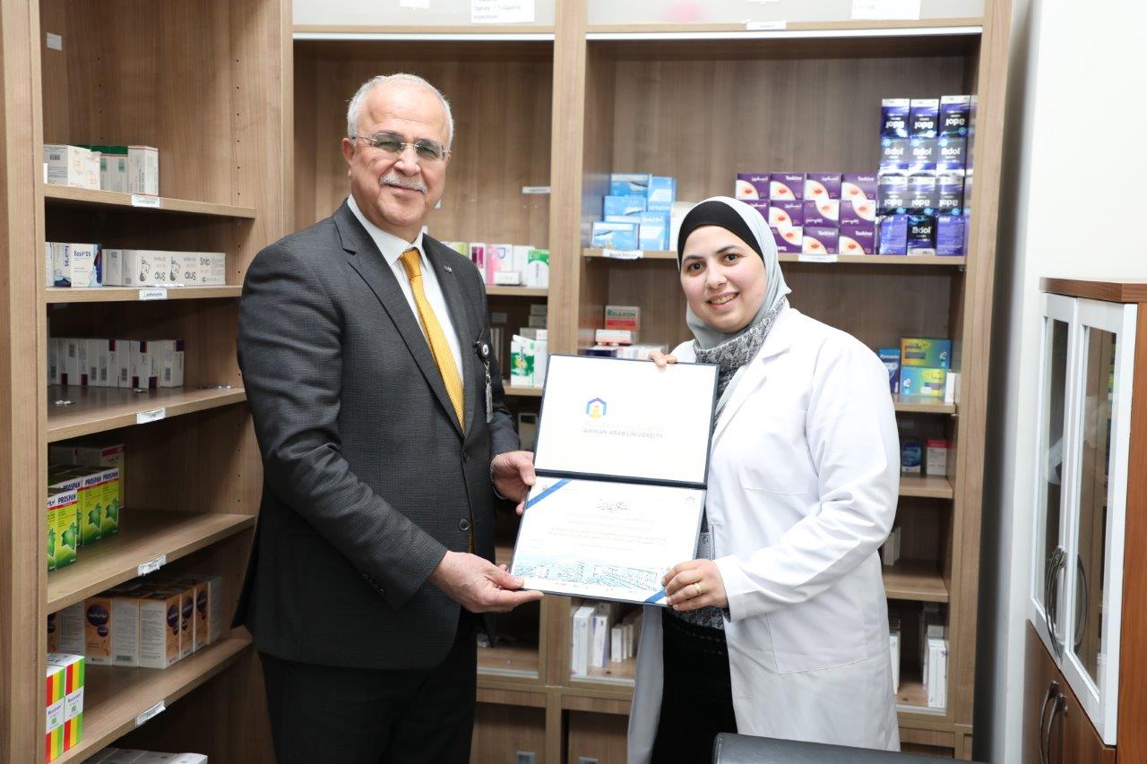 جامعة عمان العربية تحتفي بتميز خريجيها العاملين في كادرها الوظيفي12