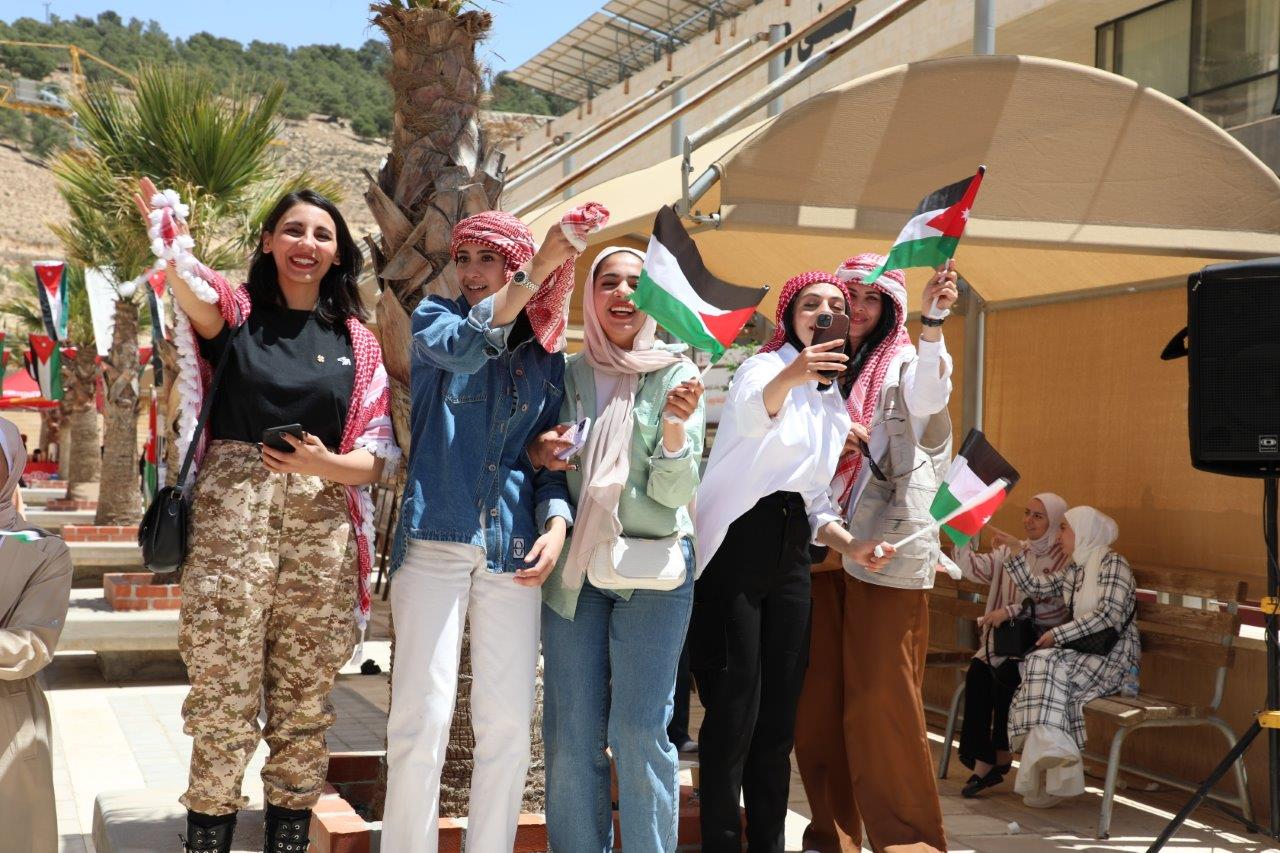 في حفل وطني بهيج.. جامعة عمان العربية تجدد الولاء وتحتفي بأمجاد الوطن في ذكرى معركة الكرامة ويوم العلم الأردني32