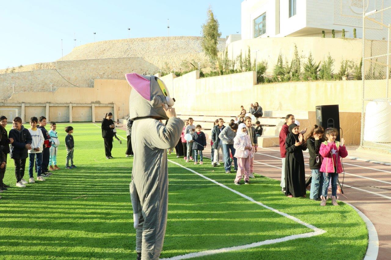 جامعة عمان العربية وشركة غراس لإدارة المشاريع تنظمان مبادرة "نحيا كِراماً" لإفطار الأيتام1