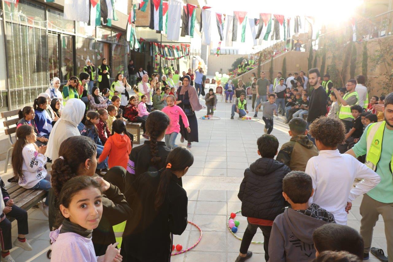 جامعة عمان العربية تنظم حفل إفطار رمضاني لـ 100 طفل يتيم17