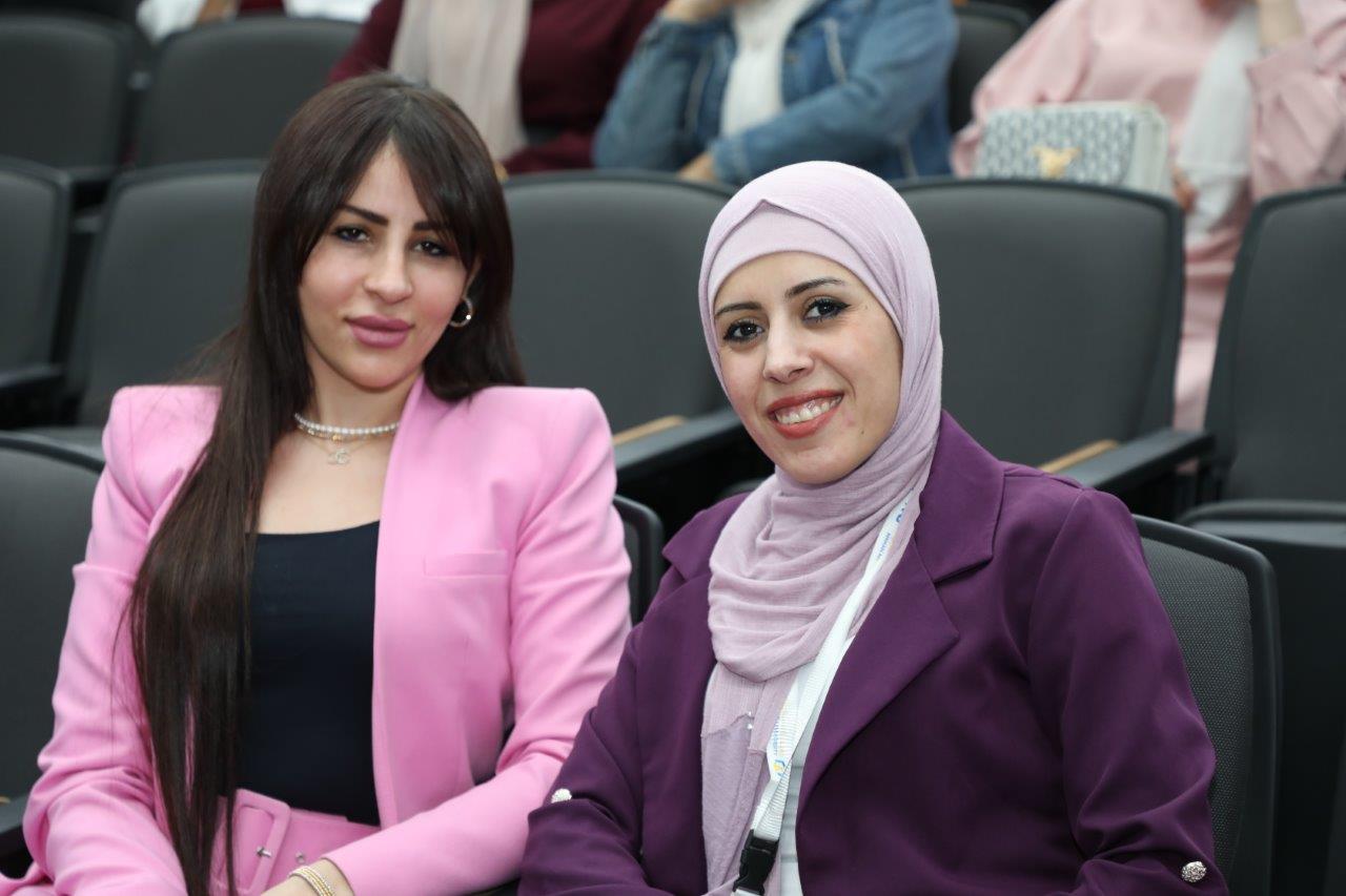 طلبة دبلوم "إدارة الأعمال الدولية" يعرضون مشاريعهم التطبيقية في جلسة مشتركة بجامعة عمان العربية6
