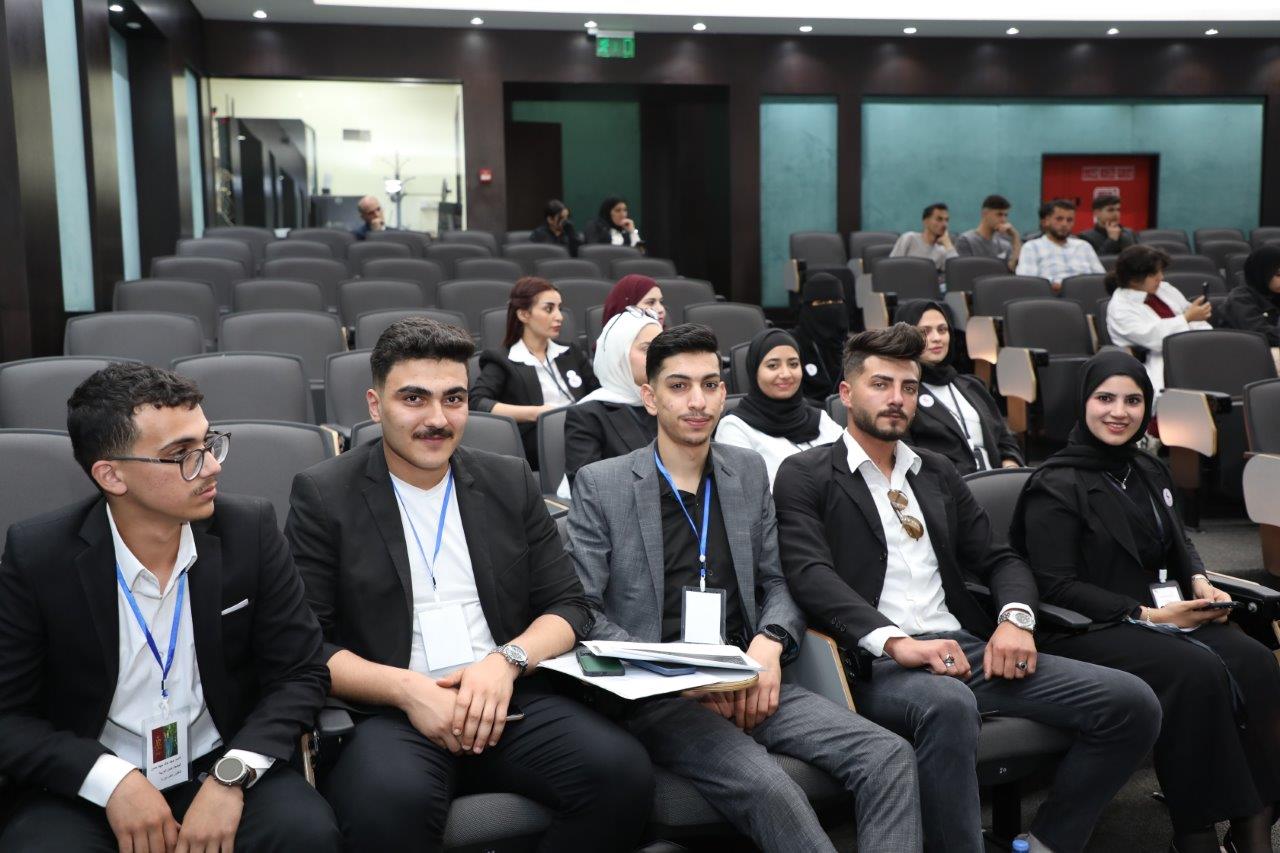 طلبة دبلوم "إدارة الأعمال الدولية" يعرضون مشاريعهم التطبيقية في جلسة مشتركة بجامعة عمان العربية7