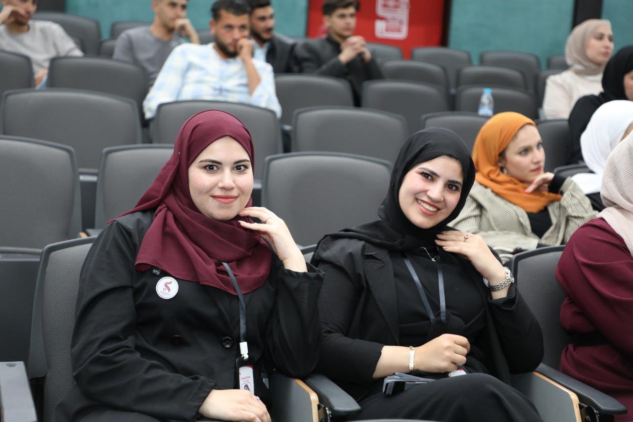 طلبة دبلوم "إدارة الأعمال الدولية" يعرضون مشاريعهم التطبيقية في جلسة مشتركة بجامعة عمان العربية17