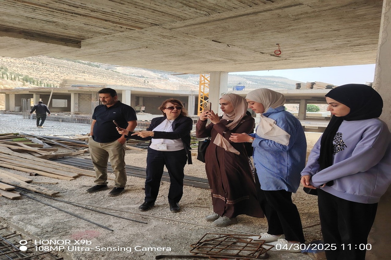 طلبة هندسة العمارة في "عمان العربية" يطلعون ميدانيًا على مراحل تنفيذ مشروعي مبنى (F) و(H) داخل الحرم الجامعي2