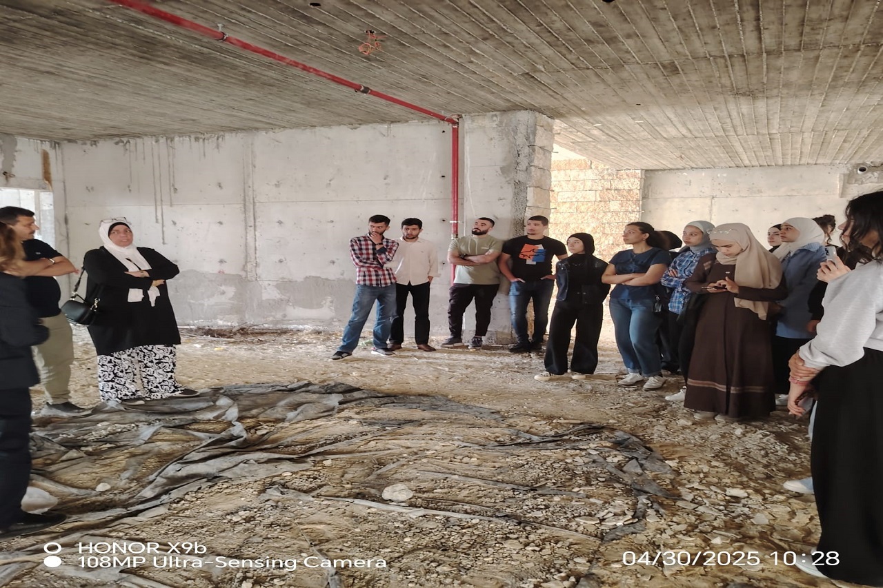 طلبة هندسة العمارة في "عمان العربية" يطلعون ميدانيًا على مراحل تنفيذ مشروعي مبنى (F) و(H) داخل الحرم الجامعي4