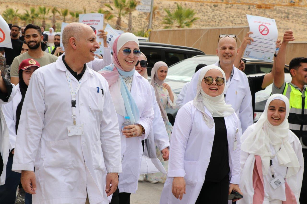 كلية الصيدلة في "عمان العربية" تنظم يومًا توعويًا رياضيًا تحت شعار "نحو حرم جامعي خالٍ من التدخين"8