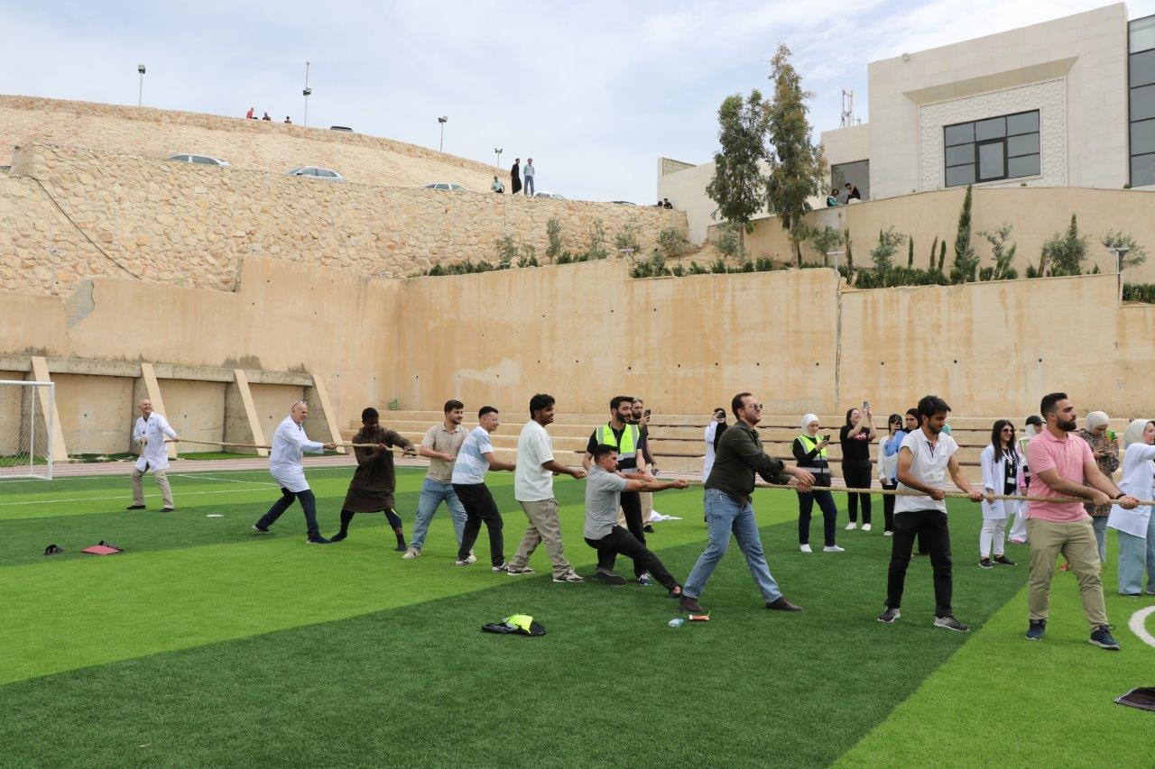 كلية الصيدلة في "عمان العربية" تنظم يومًا توعويًا رياضيًا تحت شعار "نحو حرم جامعي خالٍ من التدخين"11
