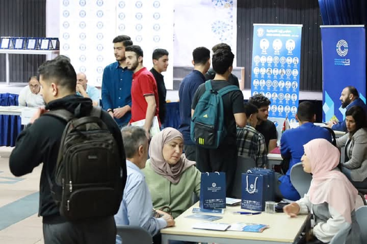 جامعة عمان العربية ترسخ رؤيتها التعليمية من خلال مشاركتها في ملتقى الجامعات بإربد1