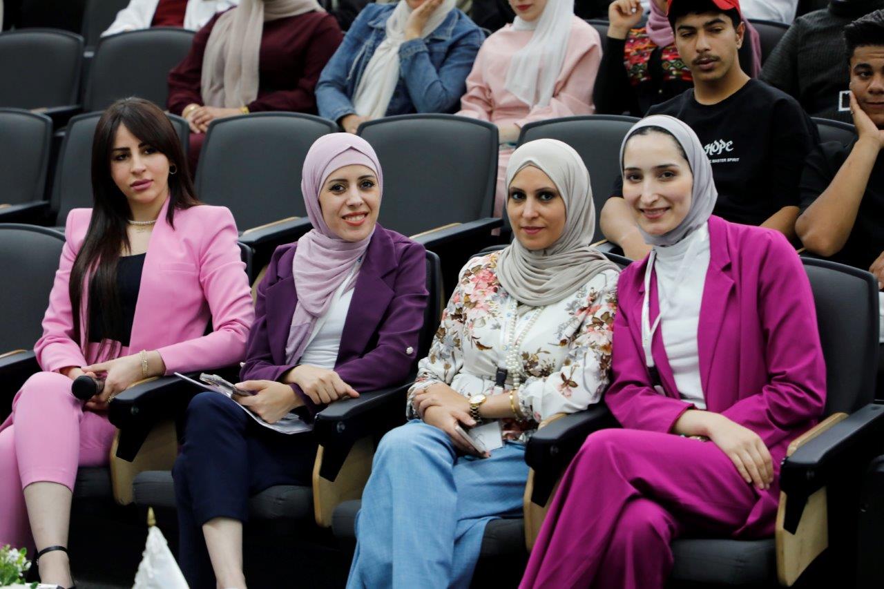 طلبة دبلوم "إدارة الأعمال الدولية" يعرضون مشاريعهم التطبيقية في جلسة مشتركة بجامعة عمان العربية2