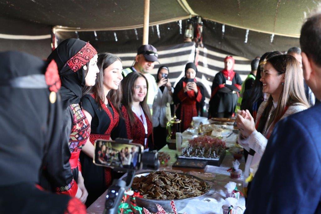 برعاية سمو الأميرة صالحة بنت عاصم جامعة عمان العربية تحتفل بعيد الاستقلال ويوم الجاليات22