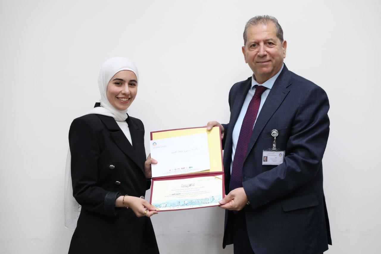 جامعة عمان العربية تحتفي بالإبداع الطلابي وتكرّم الفائزين في مسابقة تصميم اللوغو الجامعي8