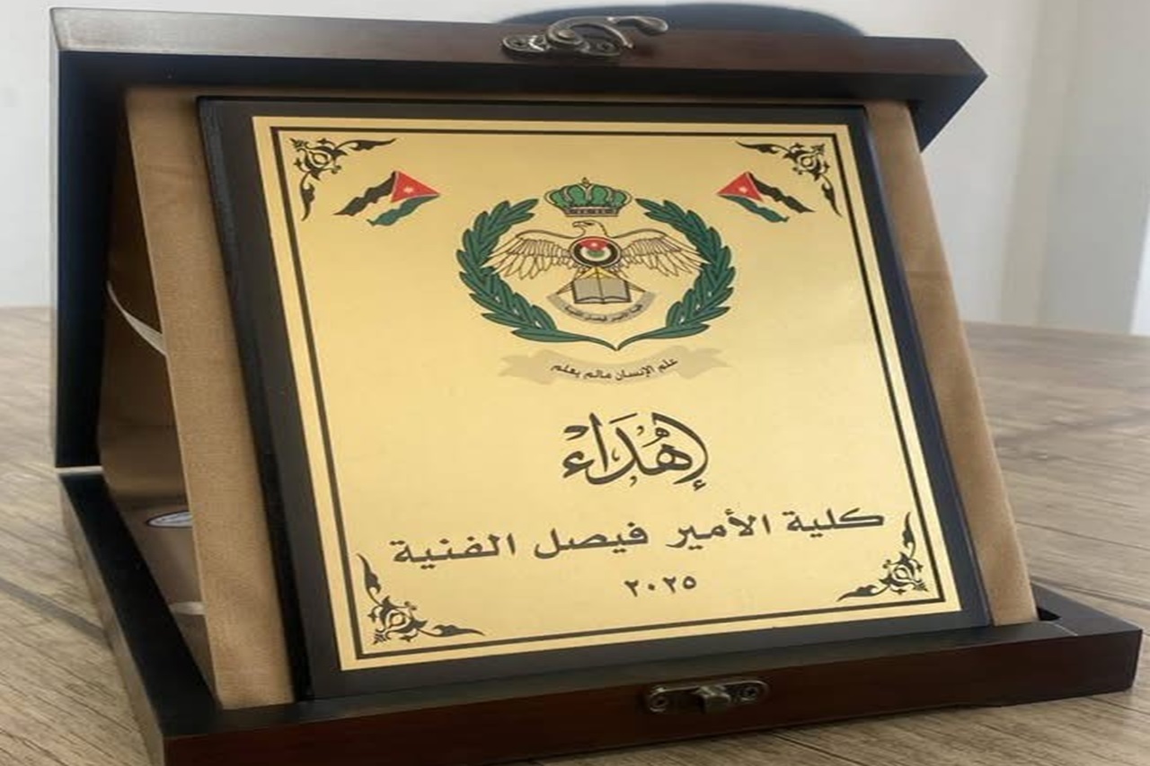 قائد سلاح الجو الملكي يكرّم الدكتور العساف من "عمّان العربية" في حفل تخريج كلية الأمير فيصل الفنية1