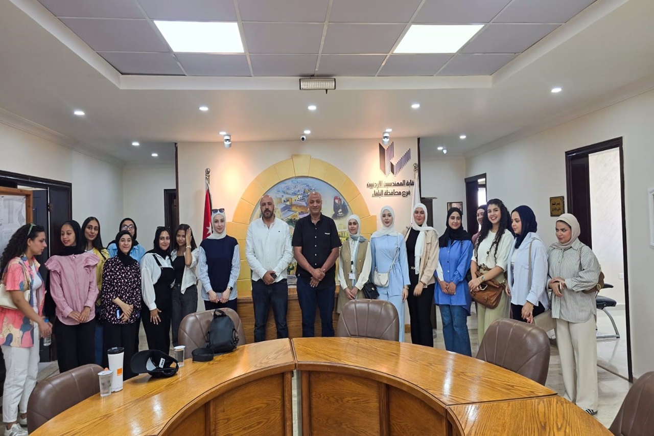 زيارة ميدانية لطلبة "هندسة العمارة" في جامعة عمان العربية إلى مدينة السلط لتعزيز المهارات التطبيقية والمعرفية1