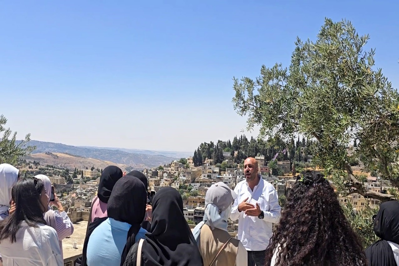 زيارة ميدانية لطلبة "هندسة العمارة" في جامعة عمان العربية إلى مدينة السلط لتعزيز المهارات التطبيقية والمعرفية3