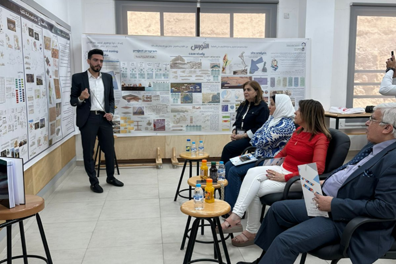 طلبة هندسة العمارة في "عمان العربية" يناقشون مشاريع تخرج ريادية تعالج تحديات محلية وتطرح حلولًا مبتكرة3