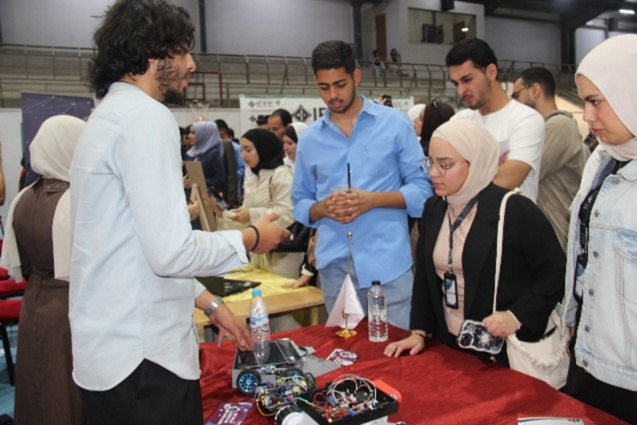جامعة عمان العربية تبرز ريادتها الأكاديمية في فعالية IEEE بعرض نوعي ومشاريع طلابية مبتكرة2