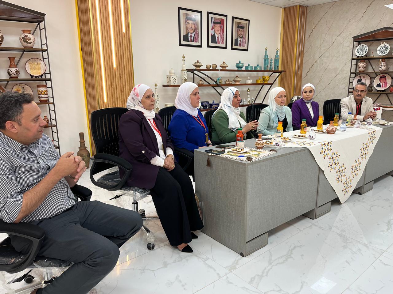 صيدلة "عمان العربية" تُعزز كفاءة طلبتها ببرنامج تطبيقي في الصناعات الدوائية4