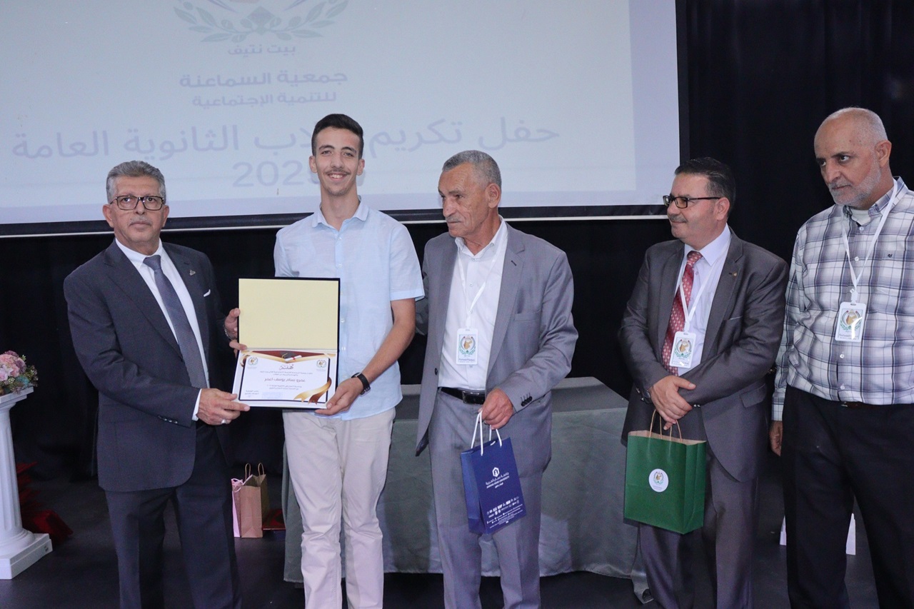 جامعة عمان العربية تحتفي بالطلبة المتفوقين وتستعرض تخصصاتها الجديدة في مدارس الحصاد5