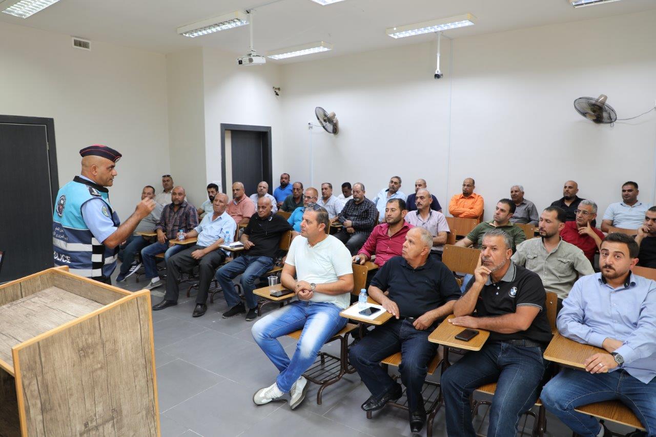 جامعة عمان العربية تعقد دورة تدريبية لسائقي الحافلات بالتعاون مع المعهد المروري1