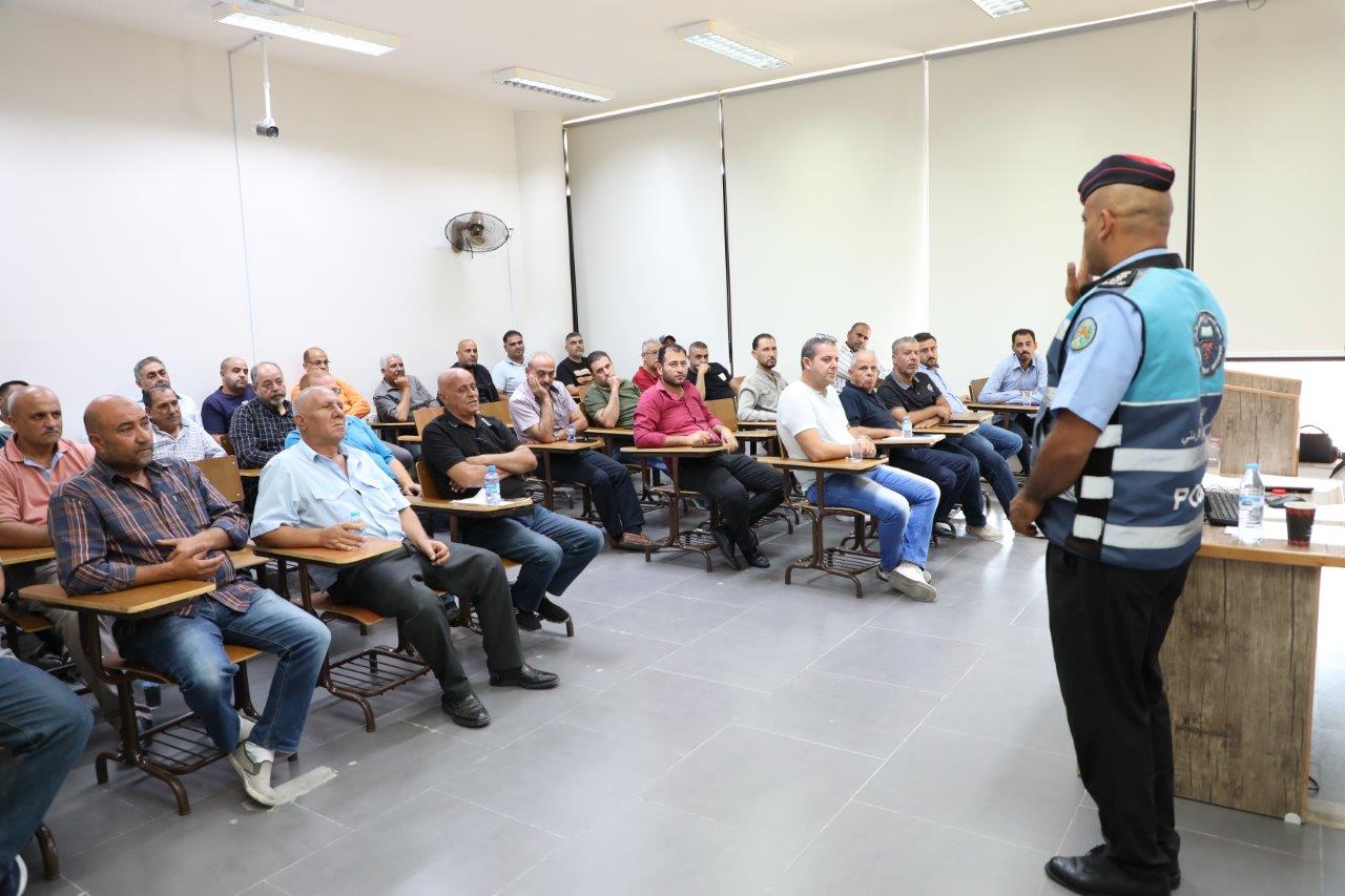 جامعة عمان العربية تعقد دورة تدريبية لسائقي الحافلات بالتعاون مع المعهد المروري4