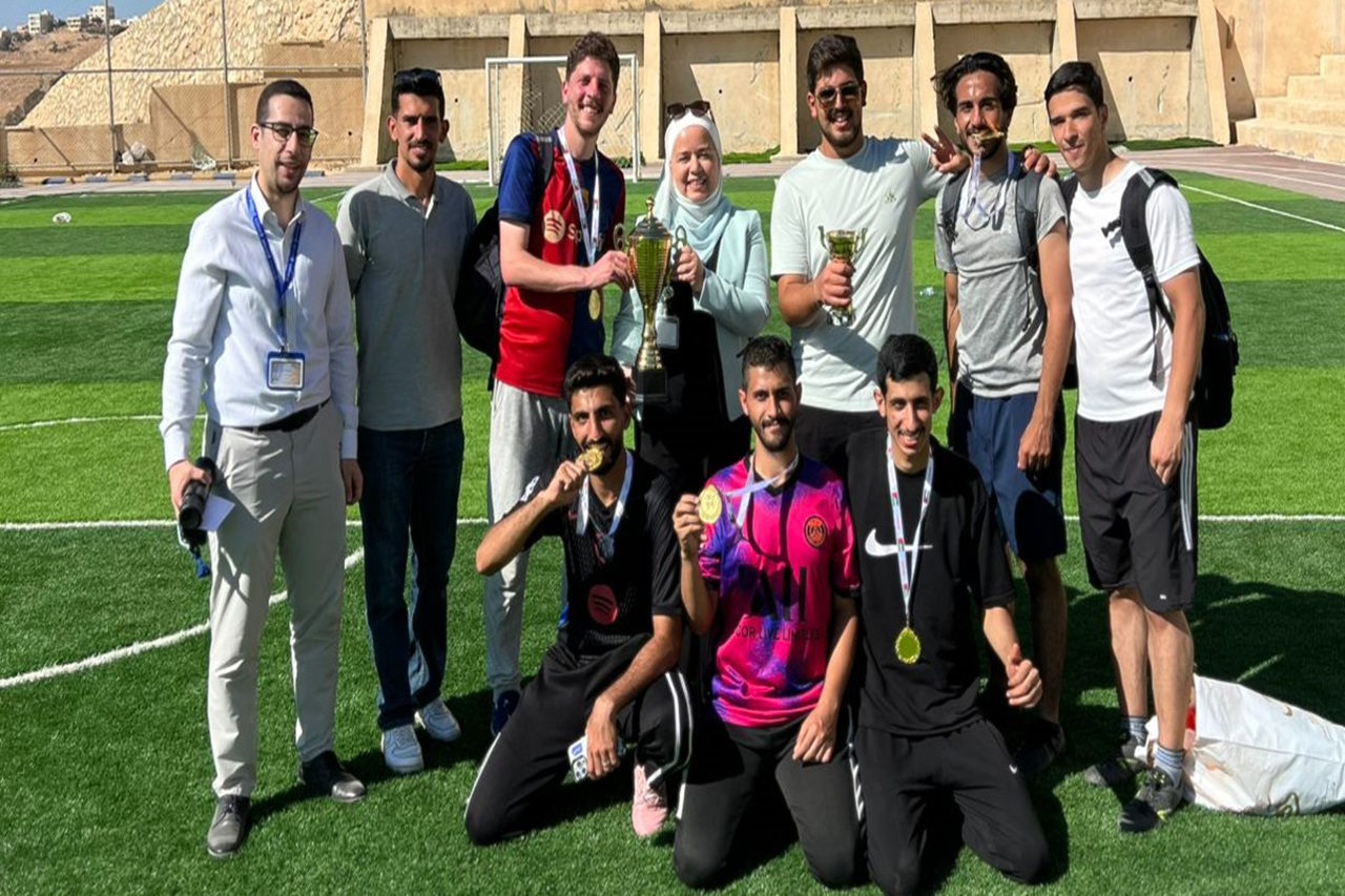 فريق طلبة كلية صيدلة "عمان العربية" يُتوج ببطولة كرة القدم على مستوى كليات الجامعة4