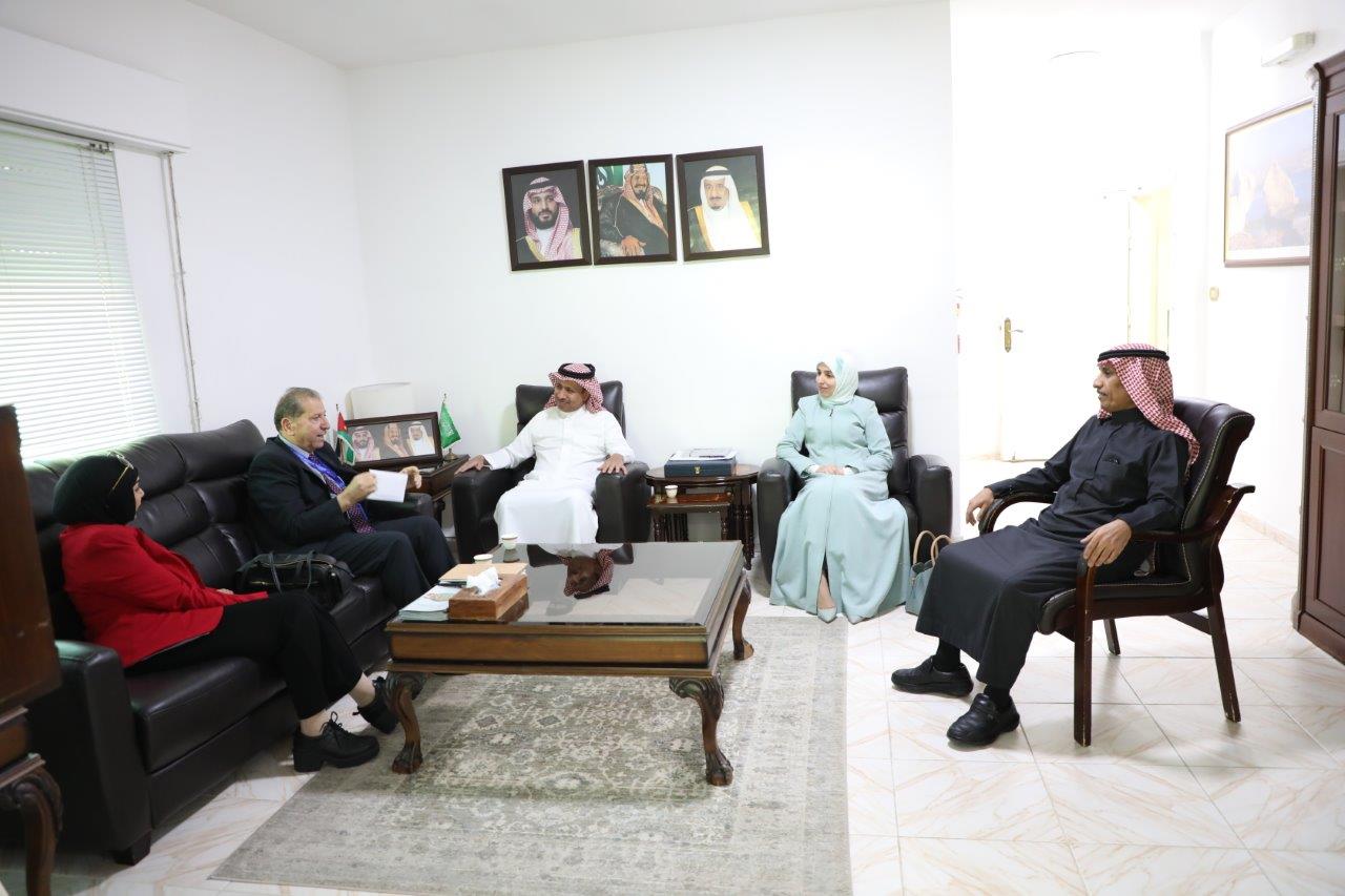 رئيس جامعة عمان العربية يلتقي القائم بأعمال الملحقية الثقافية السعودية لبحث سُبل التعاون وتطوير شؤون الطلبة1