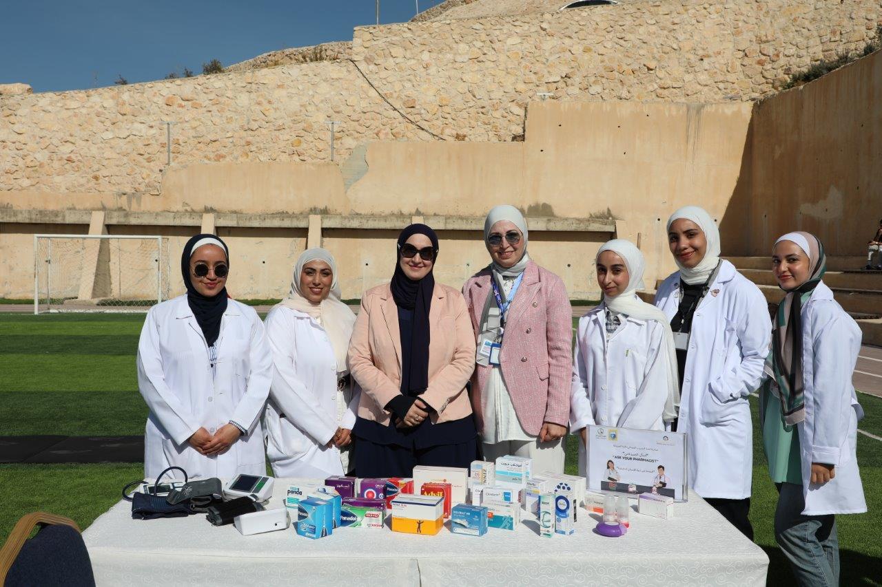 صيدلة "عمان العربية" تنظم اليوم الصحي لمنتسبيها تحت شعار "صحتك بتهمنا"1