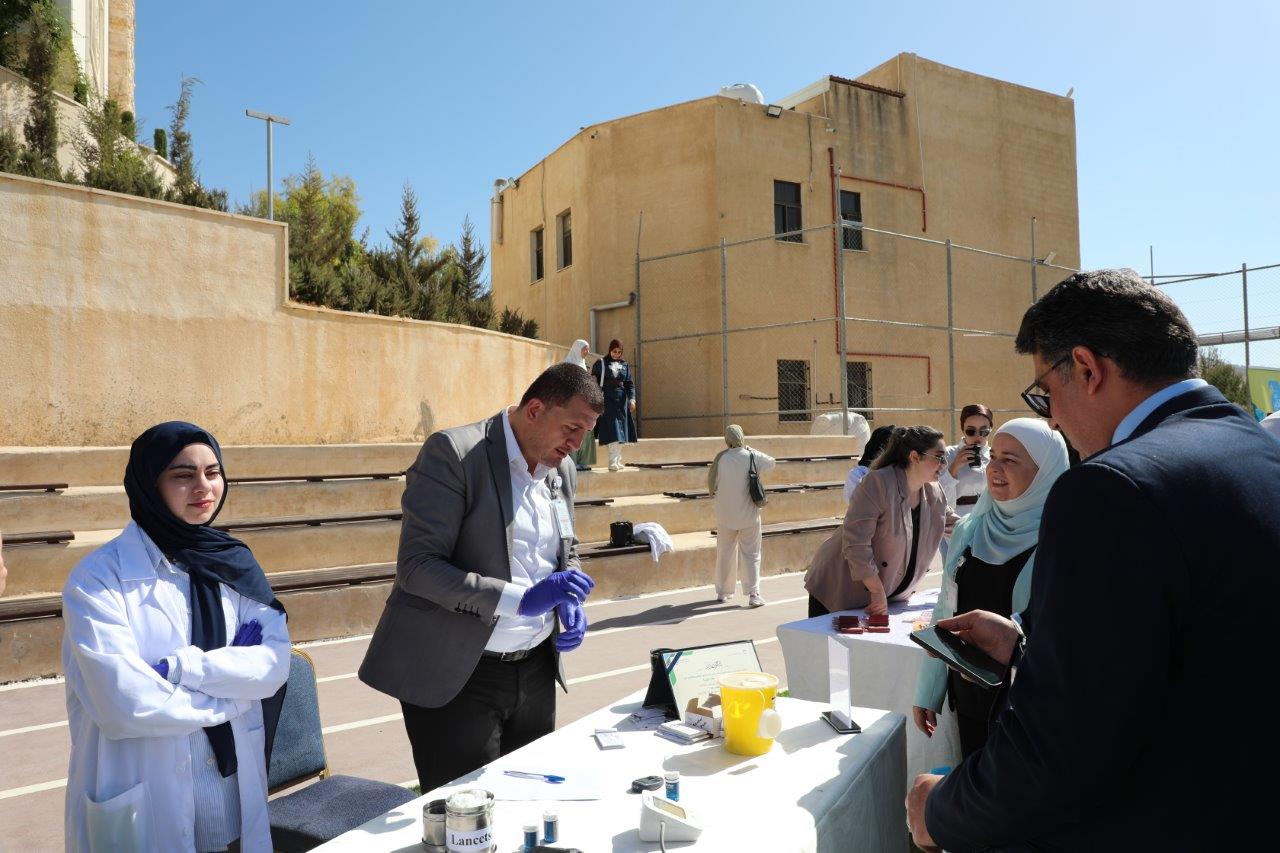 صيدلة "عمان العربية" تنظم اليوم الصحي لمنتسبيها تحت شعار "صحتك بتهمنا"12