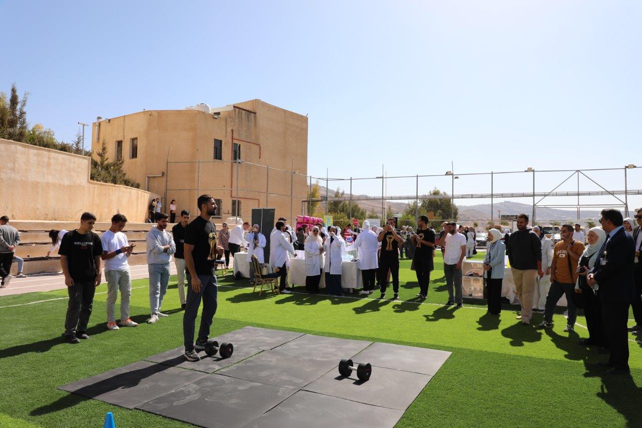 صيدلة "عمان العربية" تنظم اليوم الصحي لمنتسبيها تحت شعار "صحتك بتهمنا"17