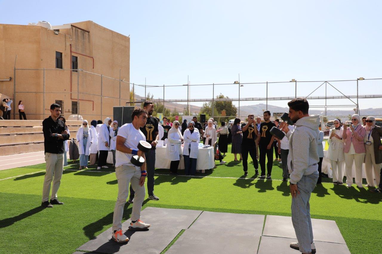 صيدلة "عمان العربية" تنظم اليوم الصحي لمنتسبيها تحت شعار "صحتك بتهمنا"18