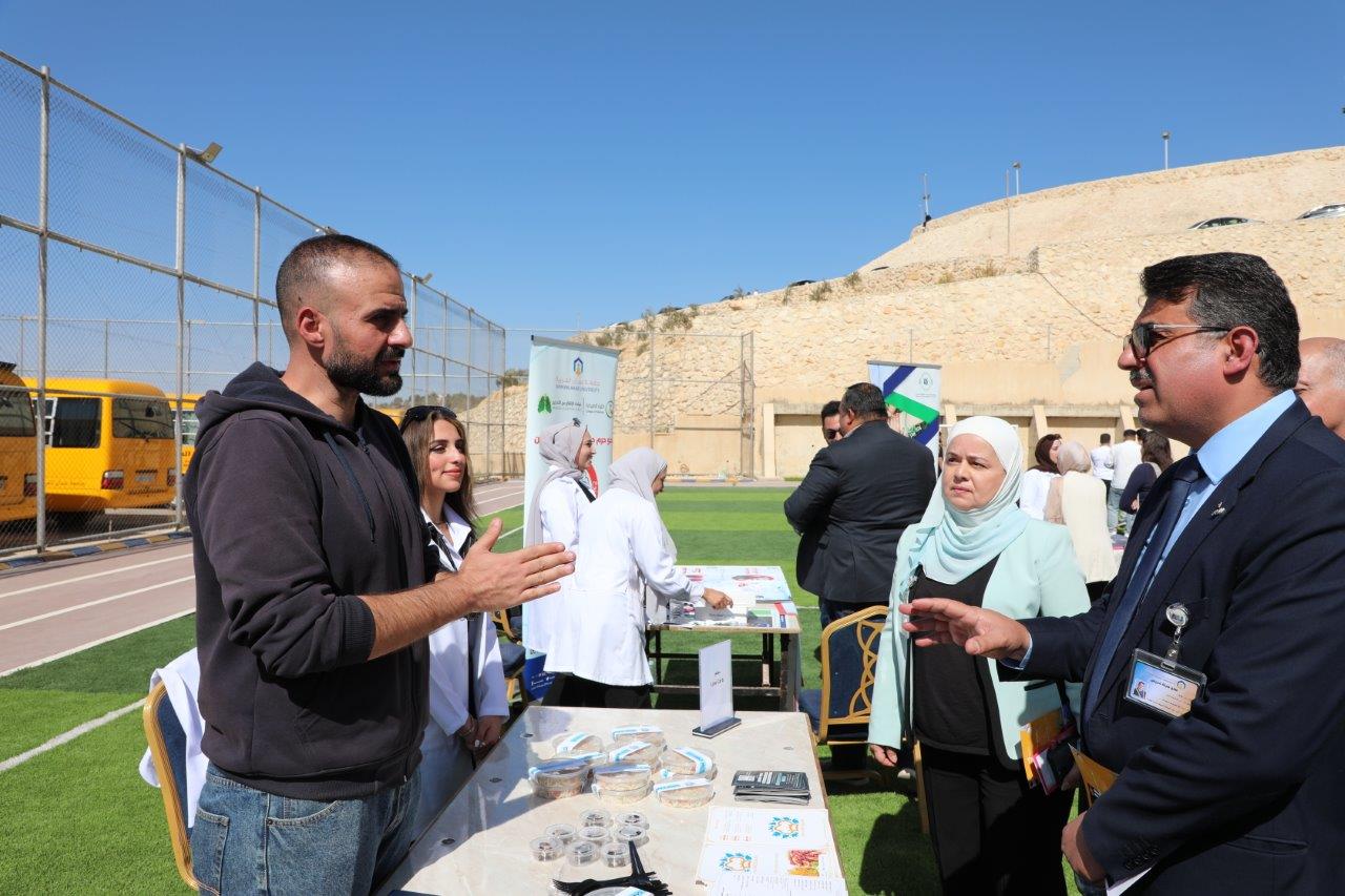 صيدلة "عمان العربية" تنظم اليوم الصحي لمنتسبيها تحت شعار "صحتك بتهمنا"21