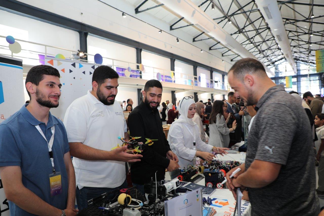 مركز الإبداع والابتكار وريادة الأعمال في "عمان العربية" يشارك في ملتقى الصناّع 2025 لتعزيز الابتكار وريادة الأعمال8