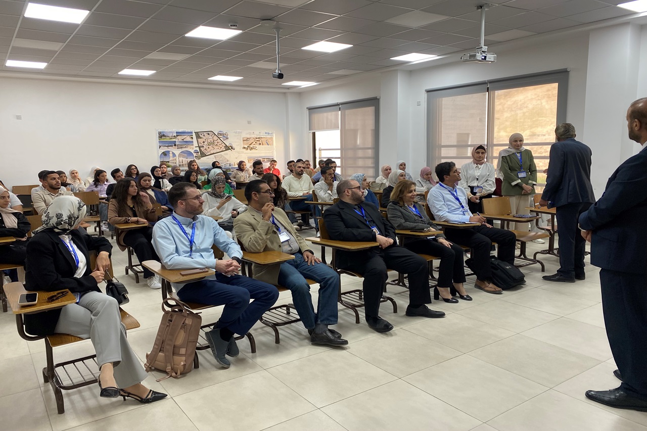 كلية الهندسة في "عمان العربية" تلتقي بطلبتها5