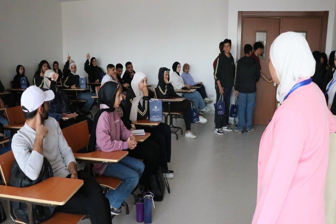 "عمان العربية" تستقبل طلبة مدرسة أكاديمية جسور المعرفة الدولية في إطار تعزيز دورها الأكاديمي7